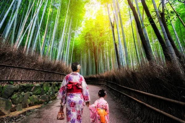 バンブーフォレストグローブの旅行者,京都,日本 — ストック写真