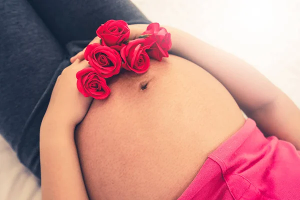 Gelukkig zwangere vrouw en verwacht baby thuis. — Stockfoto