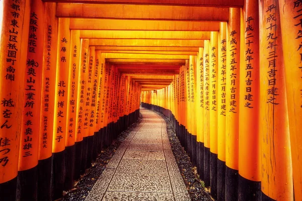 Röda Torii Gates i Fushimi Inari i Kyoto, Japan. — Stockfoto