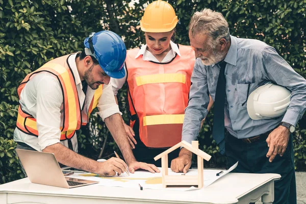 Ingeniero, arquitecto y empresario trabajando . — Foto de Stock