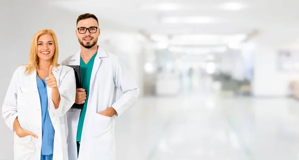 Doktorlar iş arkadaşlarıyla hastanede çalışıyorlar.. — Stok fotoğraf