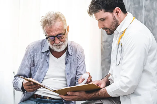 Médico de consulta de paciente sênior no hospital . — Fotografia de Stock