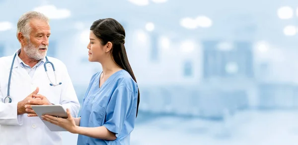 Senior and young doctor working in the hospital. — Stock Photo, Image