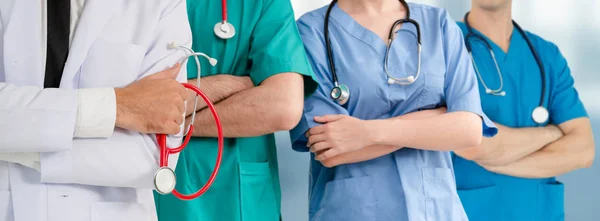 Dokter werkzaam in het ziekenhuis met andere artsen. — Stockfoto