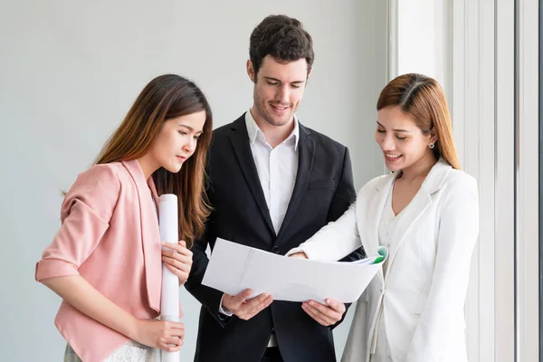 Businessman and businesswomen working in office. — Stock Photo, Image