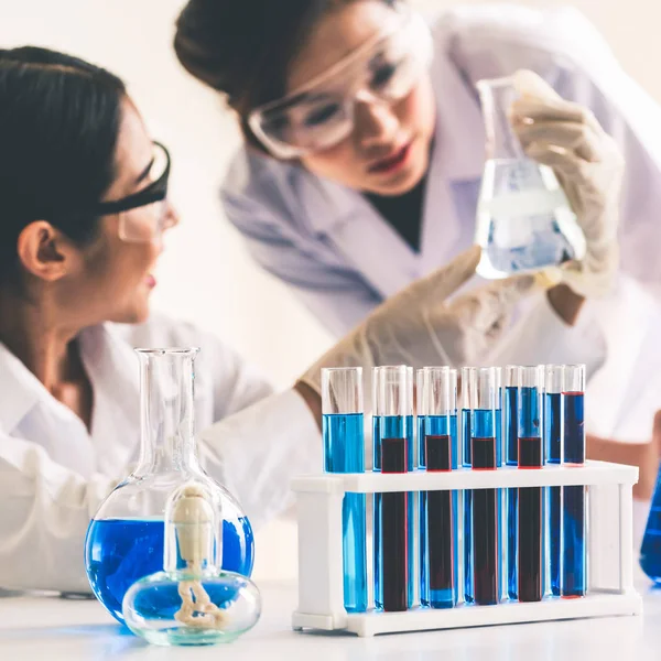 Group of scientists working in chemical lab. — Stock Photo, Image