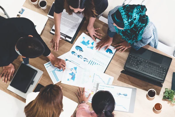 Gente de negocios en reunión de grupo en la oficina. — Foto de Stock