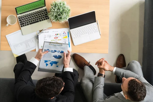 Empresarios están en reunión de negocios en la oficina. — Foto de Stock