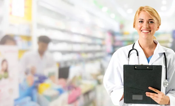 Farmacéutica mujer trabajando en farmacia . — Foto de Stock