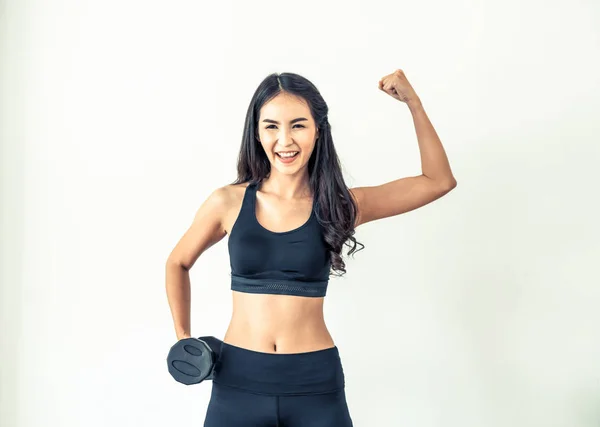 Treino de mulher desportiva com halteres . — Fotografia de Stock