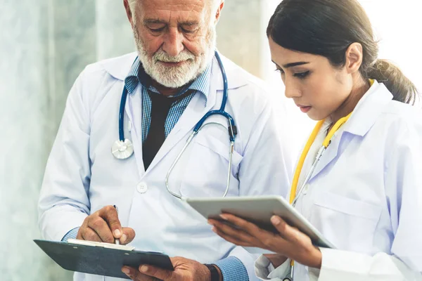 Médecins travaillant avec un ordinateur tablette à l'hôpital . — Photo