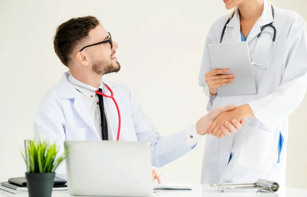 Medico in ospedale stringe la mano con un altro medico — Foto Stock