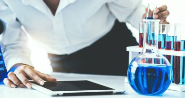 Biyokimya laboratuvarında çalışan bilim adamı.