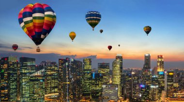 Sıcak hava balonu festivali ile Urban cityscape.