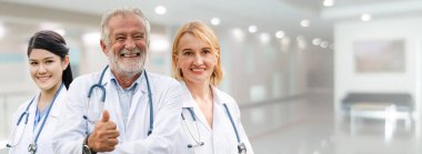 Hastane ofisinde ya da klinikte çalışan profesyonel doktor diğer doktorlar, hemşire ve cerrahlarla birlikte.. 