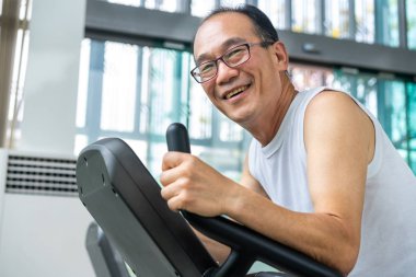 Fitness merkezinde koşu bandı üzerinde Kıdemli adam egzersiz