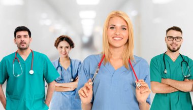 Doktor diğer doktorlar ile hastanede çalışıyor.