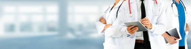 Doktor diğer doktorlar ile hastanede çalışıyor.