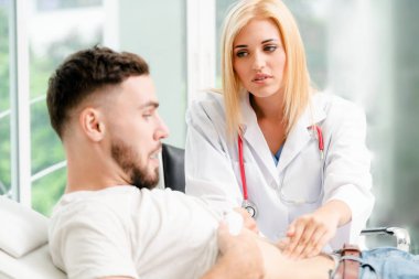 Kadın Doktor ve Erkek Hasta Hastane Ofisinde