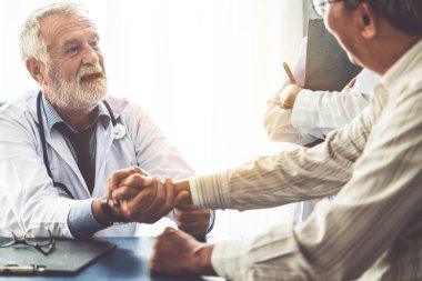Hastanede hastayla konuşan kıdemli doktor.