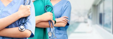 Doktor diğer doktorlar ile hastanede çalışıyor.