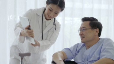 Hastanedeki ya da klinikteki hastalarla doktor ilgileniyor. Sağlık hizmetleri kavramı.