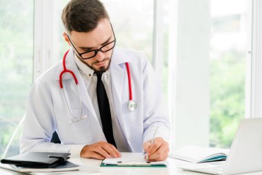 Doktor dizüstü bilgisayar hastanesinde çalışıyor.