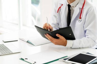 Bir kitaba not yazarken doktor okuma.