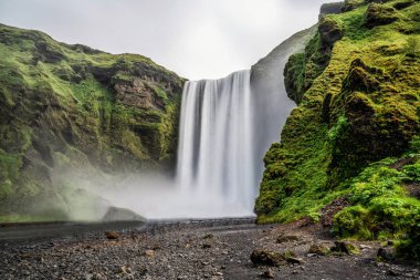 Skogafoss Şelalesi Yazın İzlanda 'da.