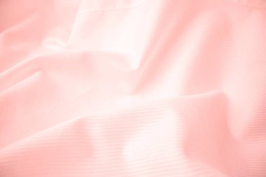 Makro çekimde parlak akan bez dokusu.