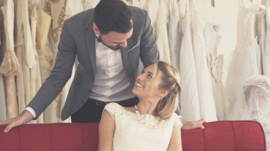 Gelin ve damat gelinlik töreni hazırlamak.