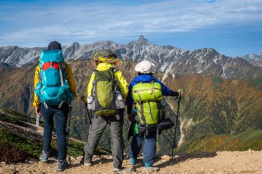 Yürüyüşçü Japonya'da dağda trekking etkinliği yapmak.