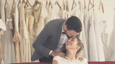 Gelin ve damat gelinlik töreni hazırlamak.