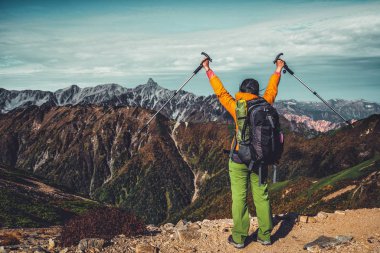 Yürüyüşçü Japonya'da dağda trekking etkinliği yapmak.