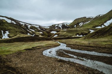 İzlanda 'nın dağlık bölgelerinde Landmanalaugar Yolu.