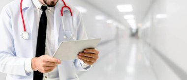 Hastanede tablet bilgisayar kullanan bir doktor..