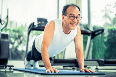 Yaşlı adam fitness salonunda yukarı itmek.