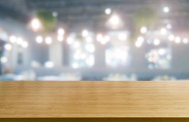 Modern restoranın bulanık arka planda ahşap masa