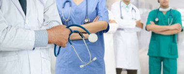 Doktor diğer doktorlar ile hastanede çalışıyor.