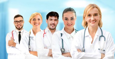 Hastane ofisinde ya da klinikte çalışan profesyonel doktor diğer doktorlar, hemşire ve cerrahlarla birlikte..