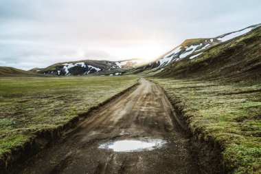İzlanda 'nın dağlık bölgelerinde Landmanalaugar Yolu.