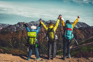 Yürüyüşçü Japonya'da dağda trekking etkinliği yapmak.