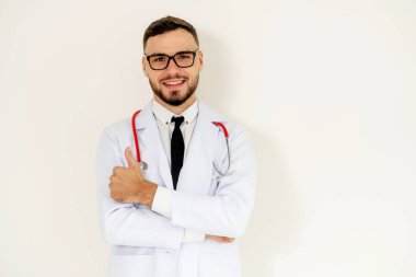 Beyaz arka plan üzerinde başparmak gösterilmesini doktor.