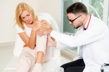 Erkek Doktor ve Kadın Hasta Hastanede.