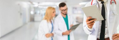 Doktor diğer doktorlar ile hastanede çalışıyor.