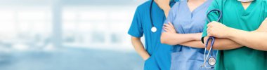 Doktor diğer doktorlar ile hastanede çalışıyor.