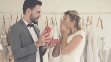 Gelin ve damat gelinlik töreni hazırlamak.