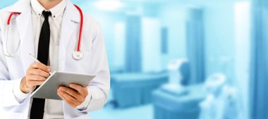 Hastanede tablet bilgisayar kullanan bir doktor..