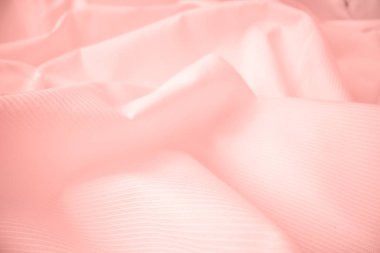 Makro çekimde parlak akan bez dokusu.