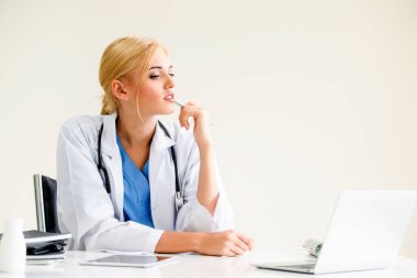 Hastanede tıbbi rapor üzerinde çalışan doktor.